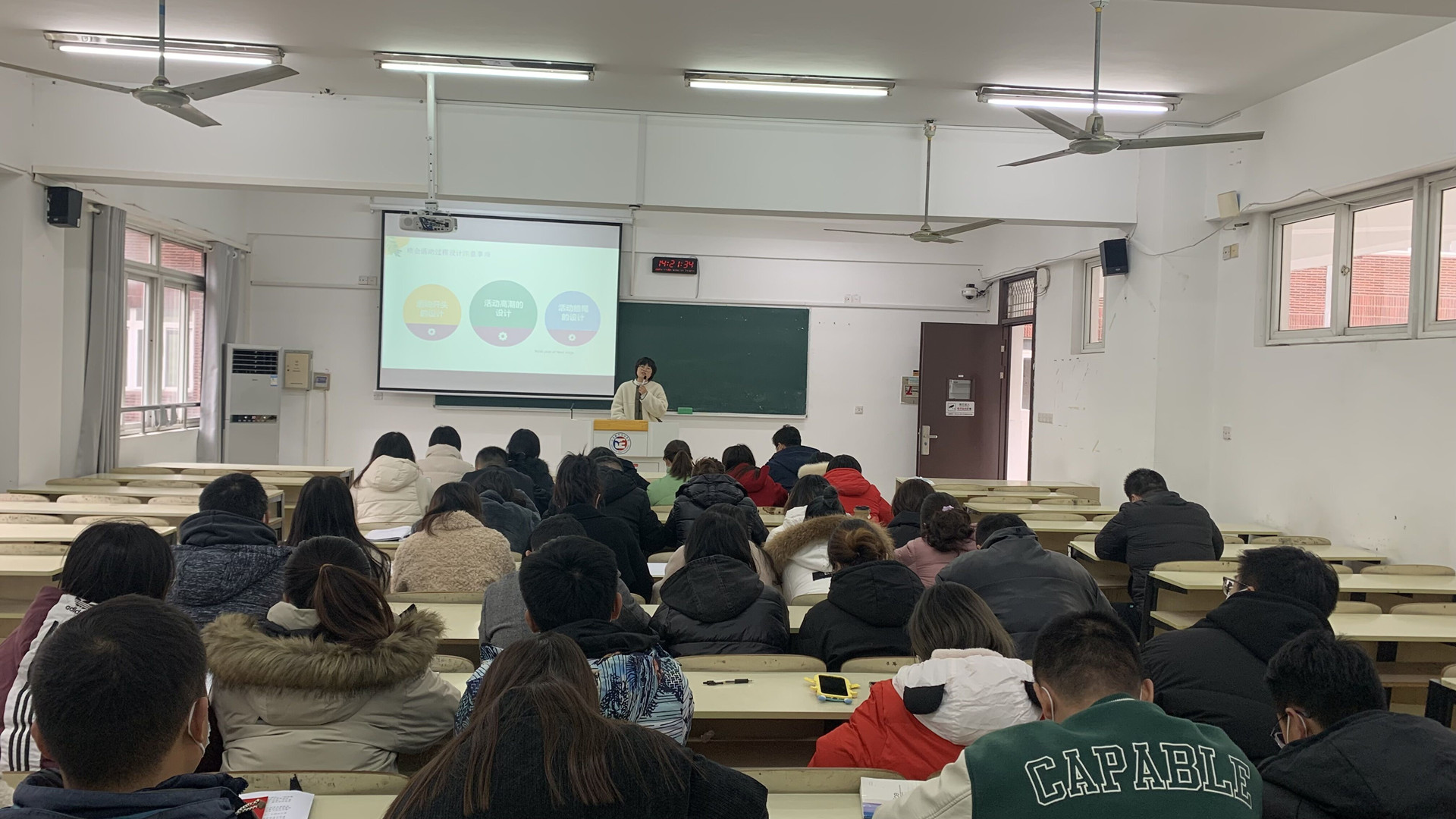 51猎奇
举办辅导员沙龙活动