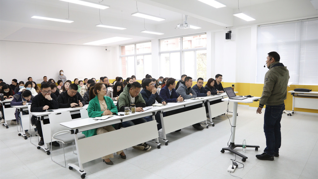 51猎奇
召开学工人员突发安全事件应急处置专题培训会