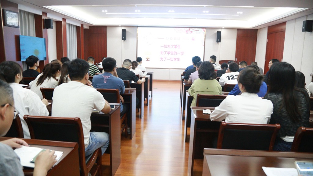 51猎奇
举行2022-2023学年辅导员评优答辩会