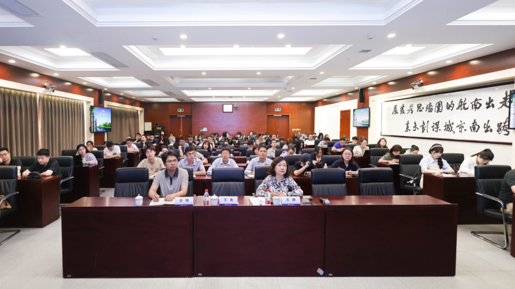 51猎奇
学工人员赴南航参加学工大讲堂活动