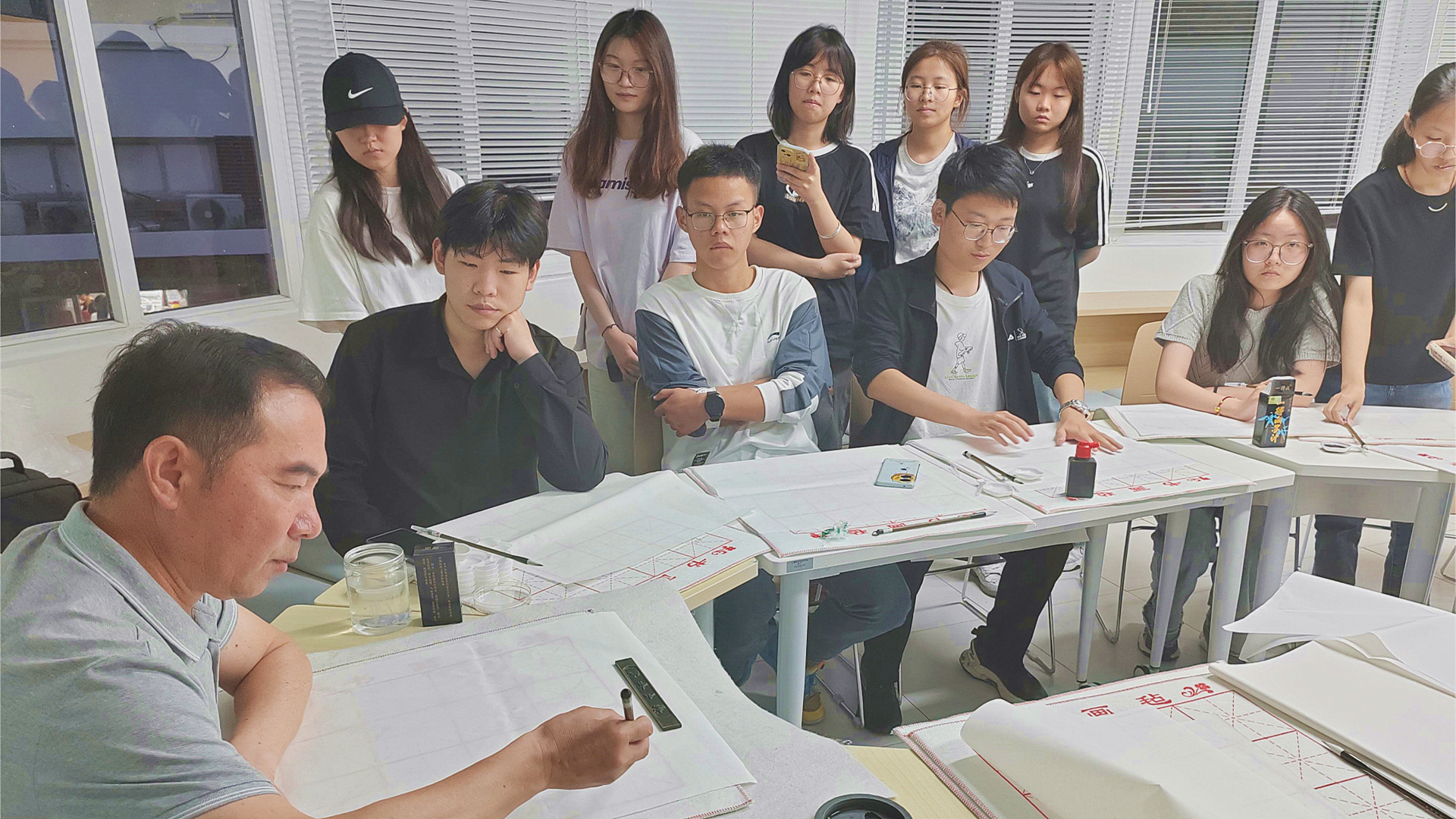 51猎奇
关工委举办“笔绘心境·墨润心灵”主题书画活动