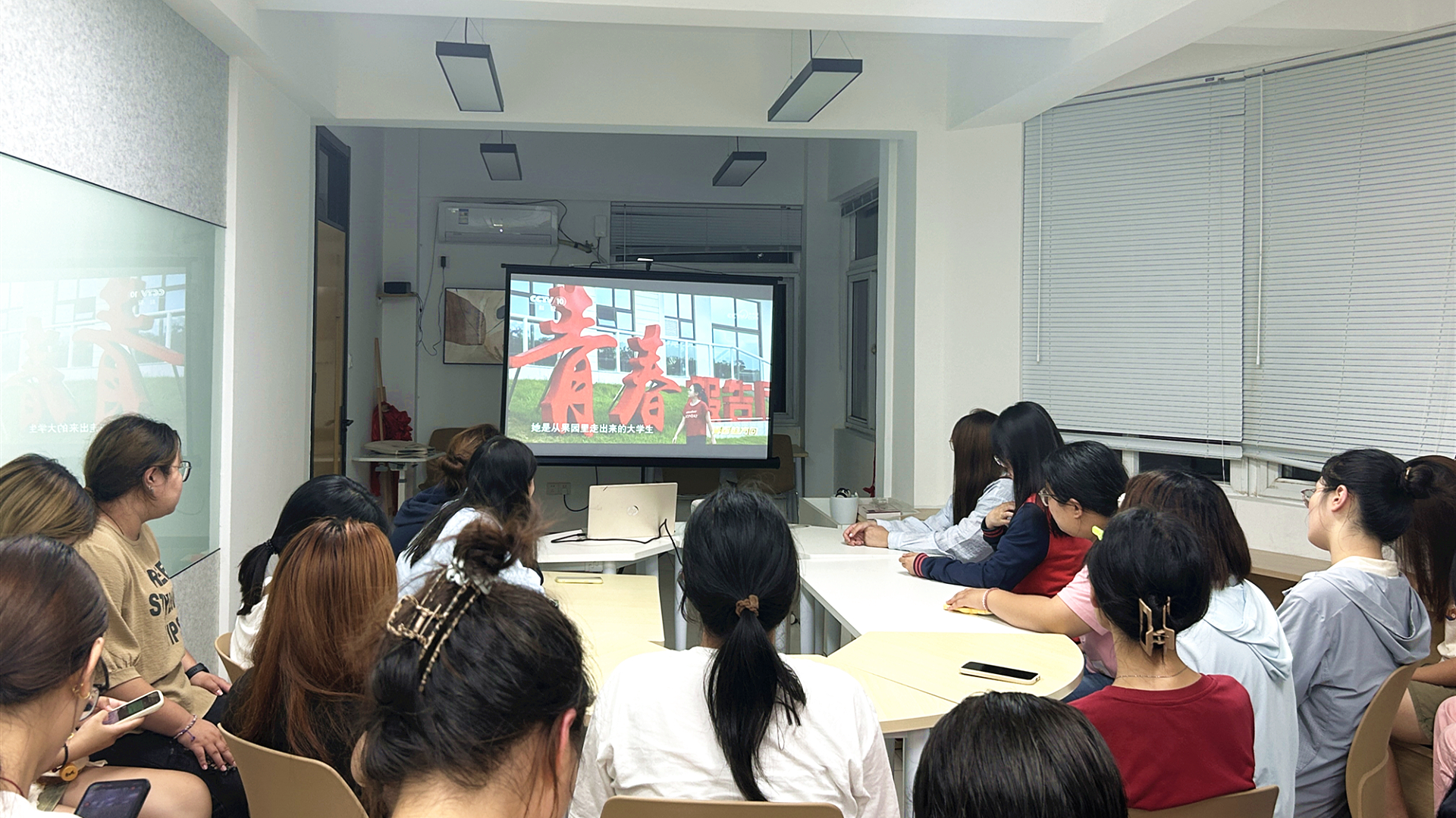 51猎奇
组织学生观看首届全国大学生职业规划大赛风采展示直播活动