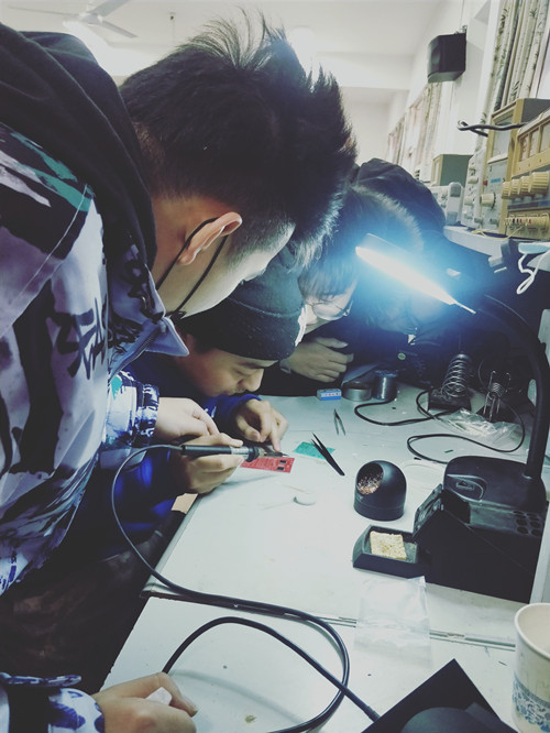叶虎指导学生焊接_副本.jpg