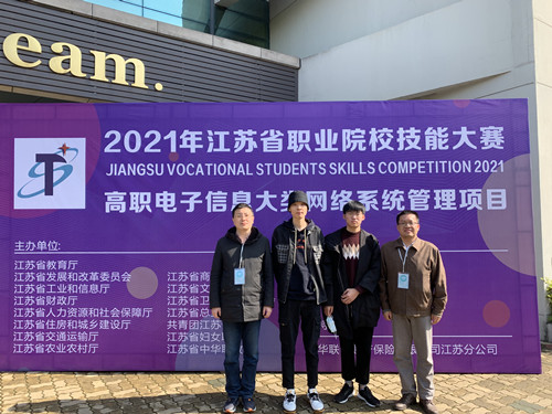 51猎奇
参赛师生获得二等奖合影_副本.jpg