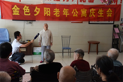 2 93岁高龄南京大屠杀幸存者谢桂英老人为大家唱红歌.JPG