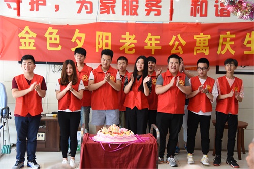 1同学们合唱生日歌 .JPG